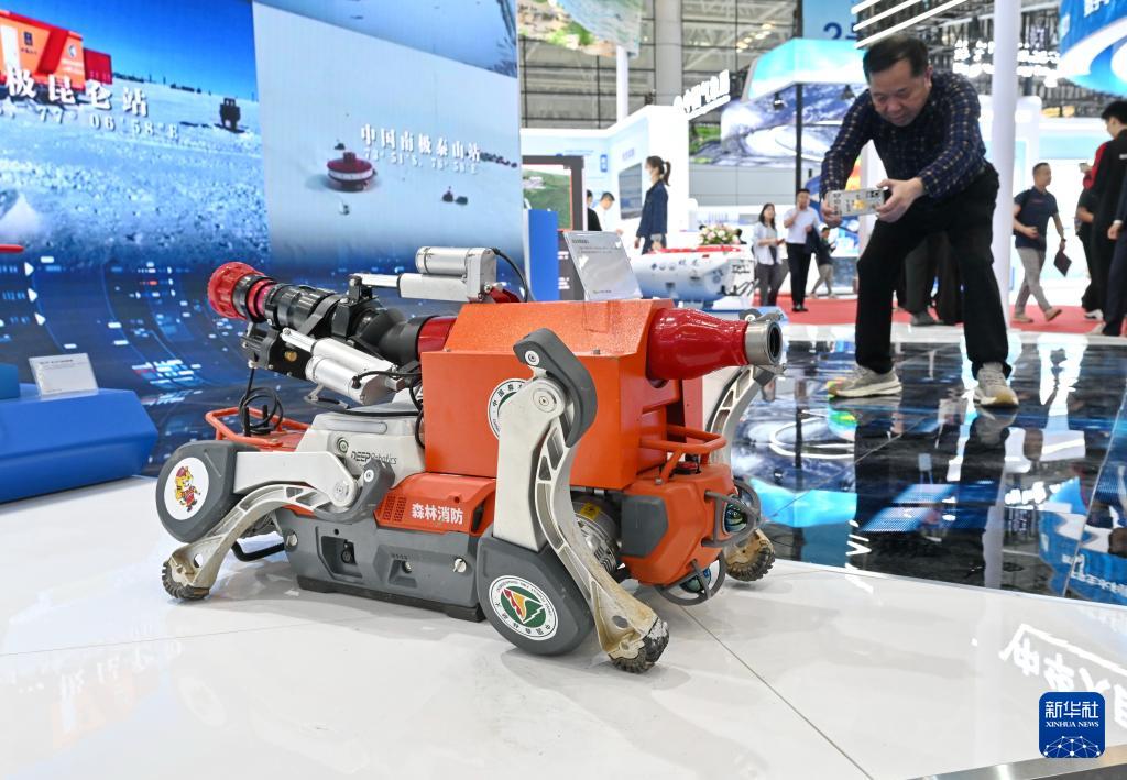 新华网关注：第八届数字中国建设峰会现场体验区迎来首个专业观众日