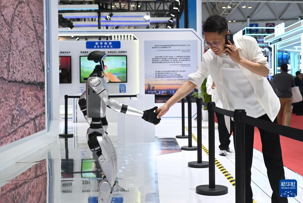 新华网关注：第八届数字中国建设峰会现场体验区迎来首个专业观众日