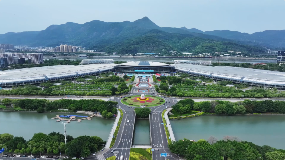 新华社记者探访数字峰会现场体验区：看数字技术赋能千行百业