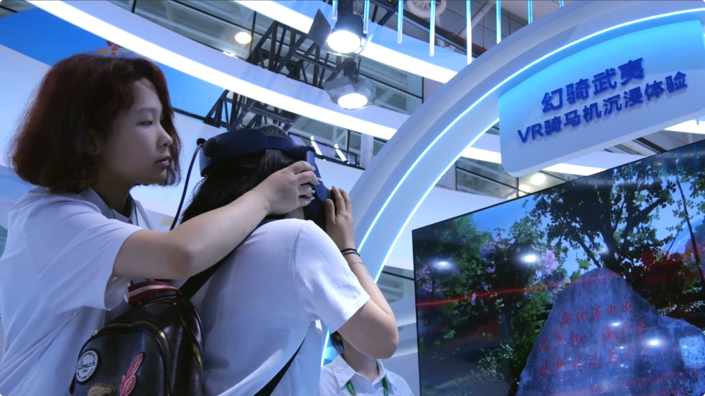 新华社记者探访数字峰会现场体验区：看数字技术赋能千行百业