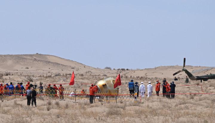 神舟十九号载人飞船返回舱在东风着陆场成功着陆