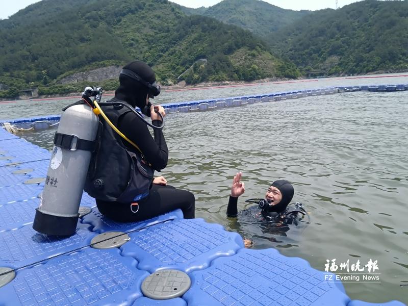 福建首个天然潜水开放水域亮相 来闽清漂浮公园欣赏“白刀风暴”