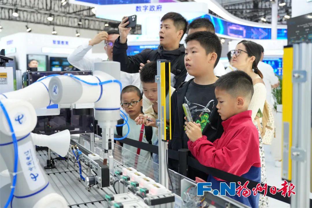 “五一”假期首日，福州红！红！红！