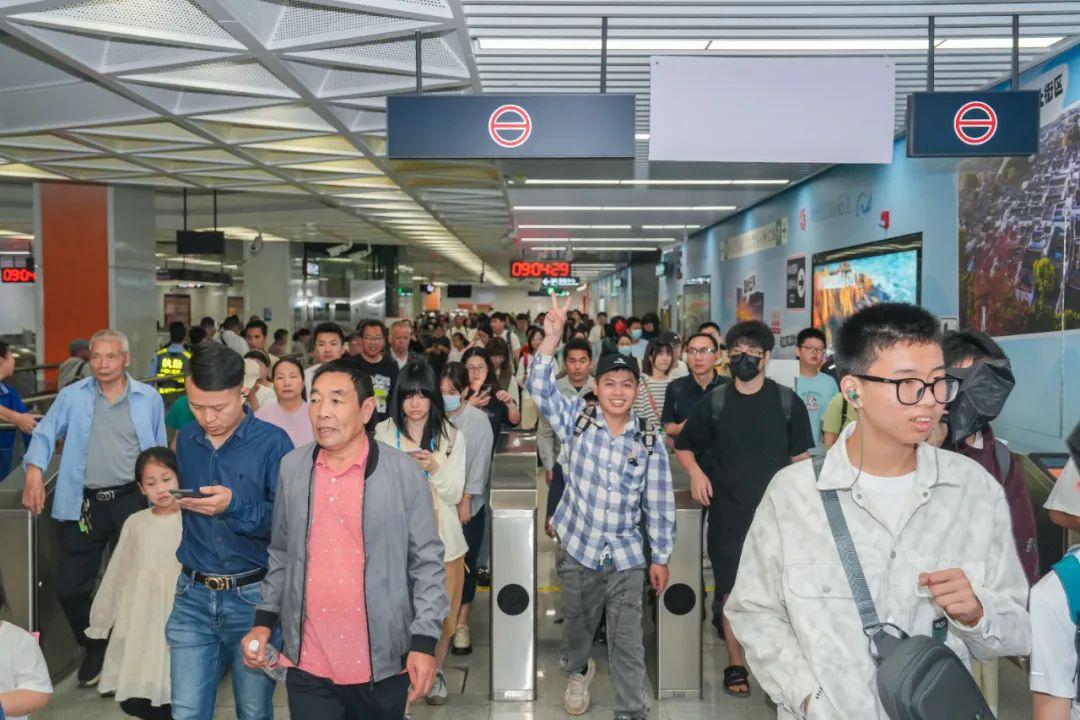 “五一”假期首日，福州红！红！红！