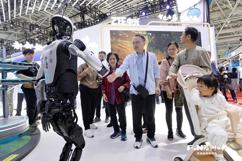 数字峰会体验区机器人总动员