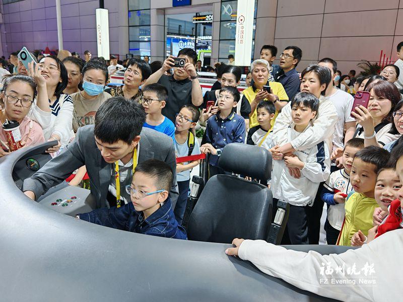 “五一”假期 市民现场体验数字峰会前沿科技成果应用