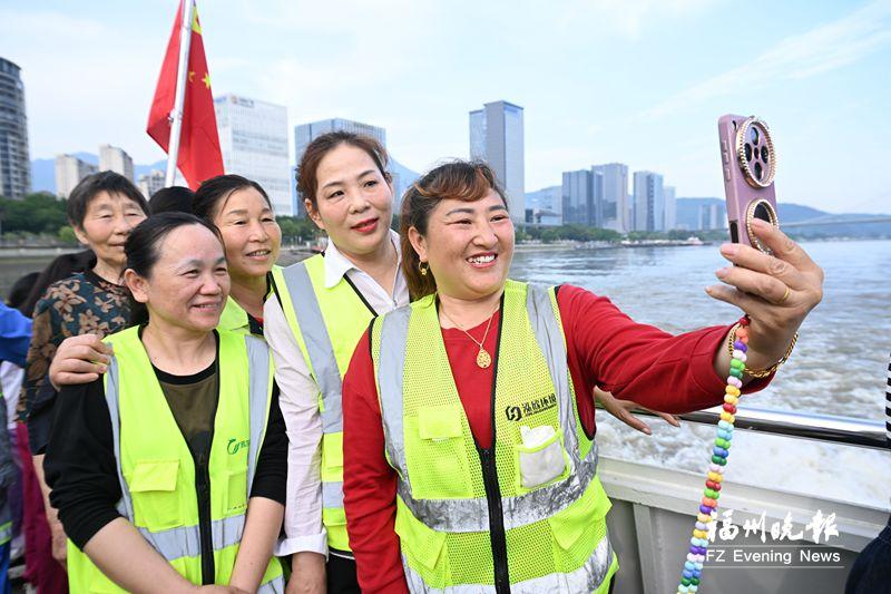 福州“城市美容师”免费游闽江