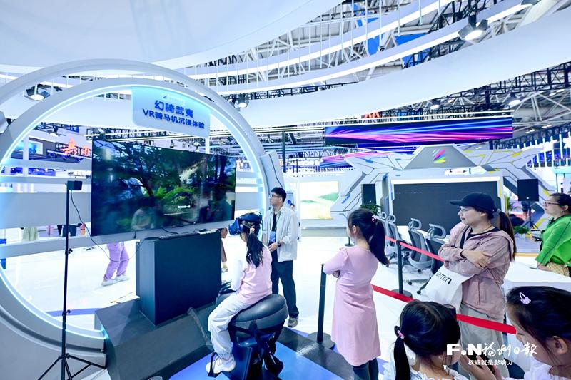 AI狂飙 数字峰会现场体验区里掀起“智能风暴”