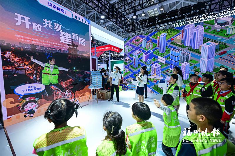 福州晚报写作训练营走进数字峰会现场体验区 “钱里竟然有这么多数字科技”