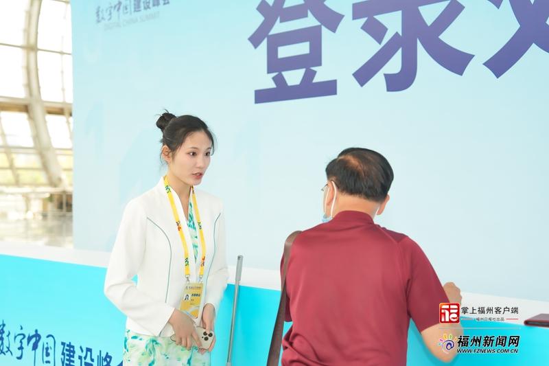 “五一”假期 数字峰会现场体验区人气旺