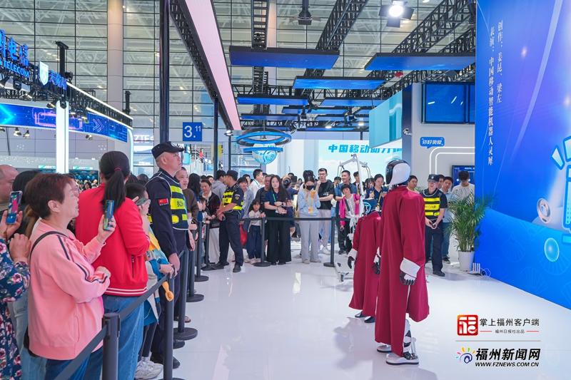 “五一”假期 数字峰会现场体验区人气旺