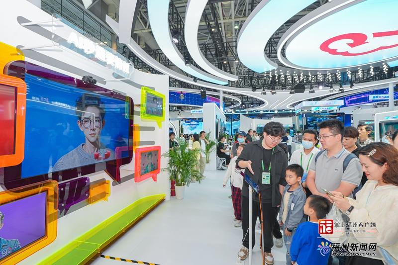 “五一”假期 数字峰会现场体验区人气旺