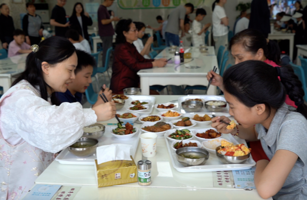 数千名游客挤满政府食堂！米饭蒸了1000多斤，饭碗都不够了……