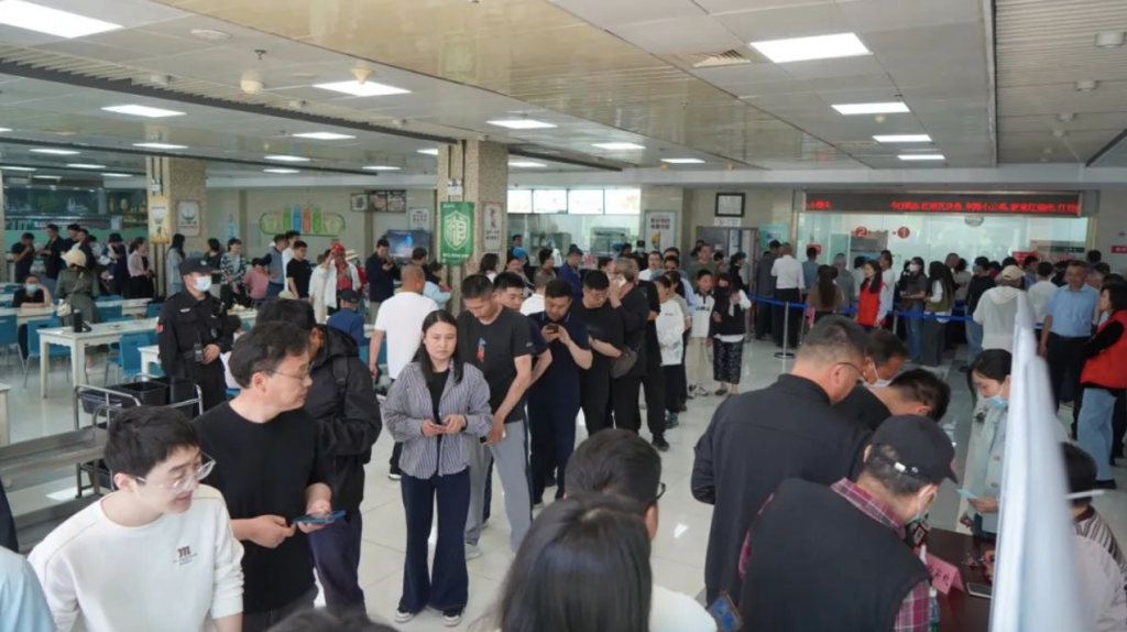 数千名游客挤满政府食堂！米饭蒸了1000多斤，饭碗都不够了……