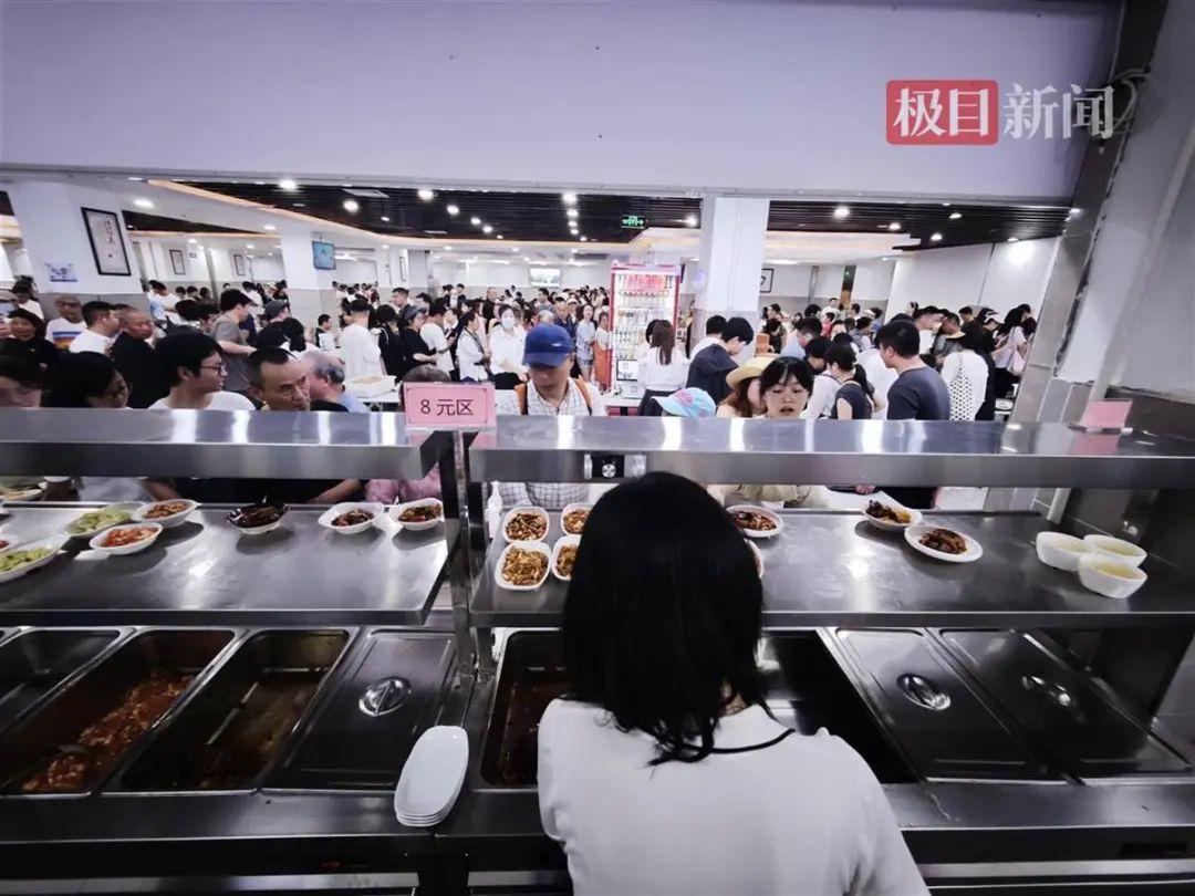 数千名游客挤满政府食堂！米饭蒸了1000多斤，饭碗都不够了……