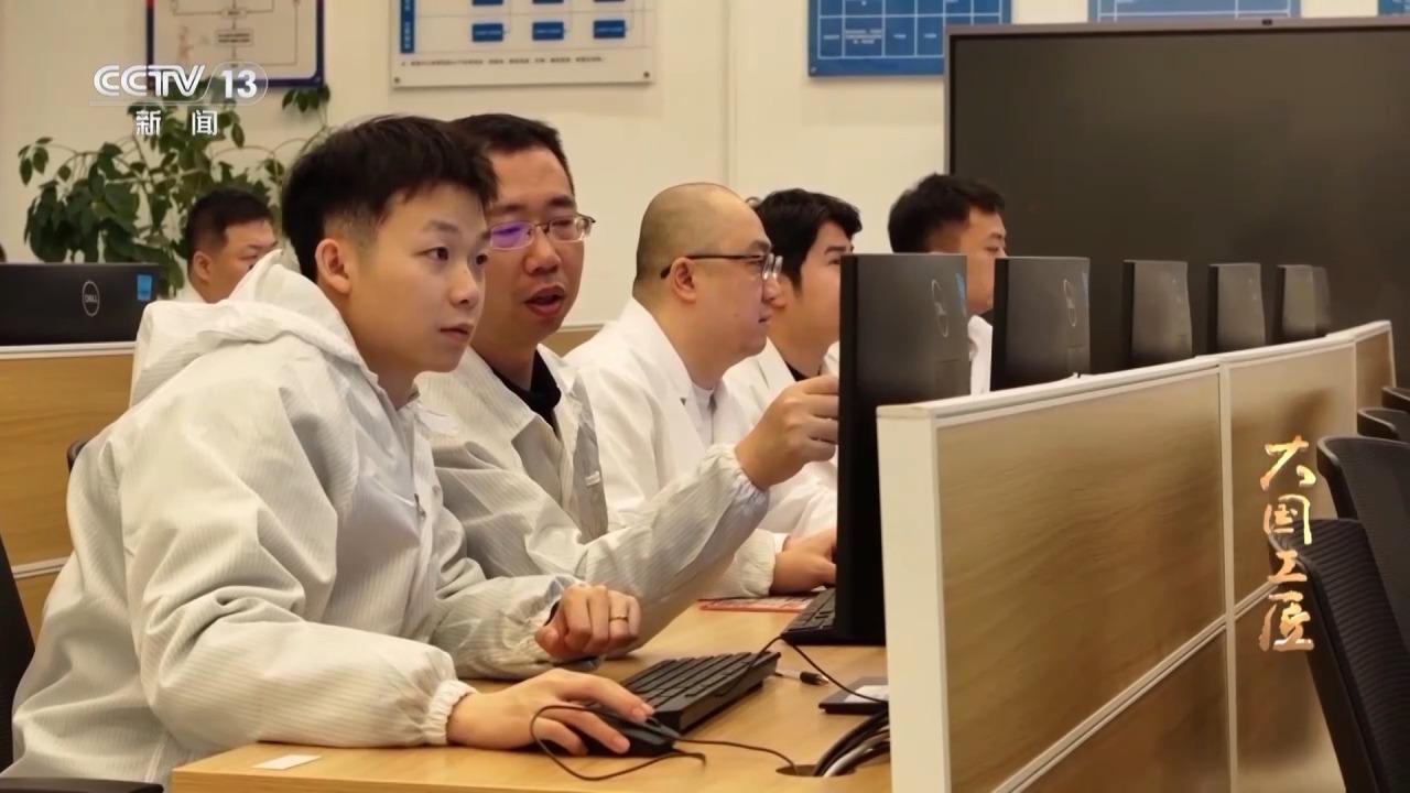 国家队一出手就是超强实力！上百人为中国AI芯写120万行代码