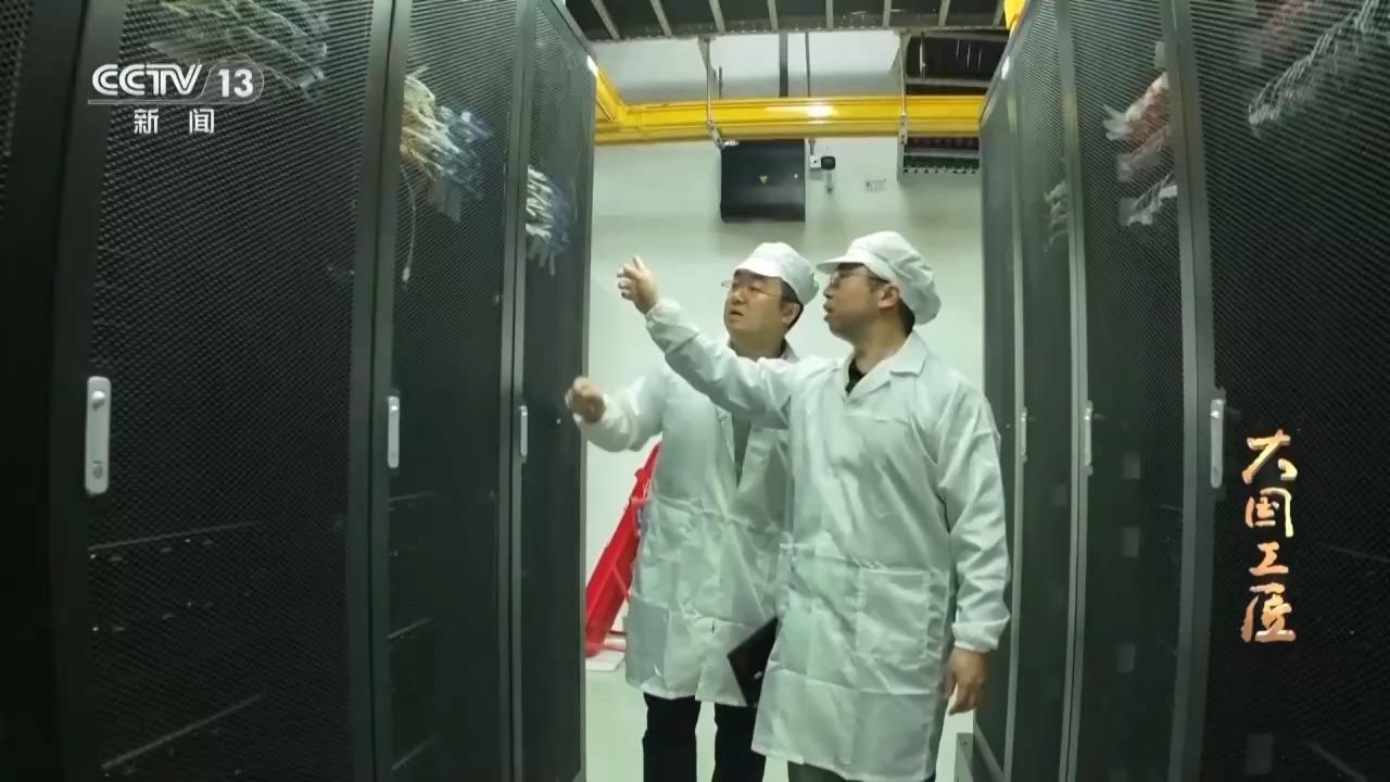 国家队一出手就是超强实力！上百人为中国AI芯写120万行代码