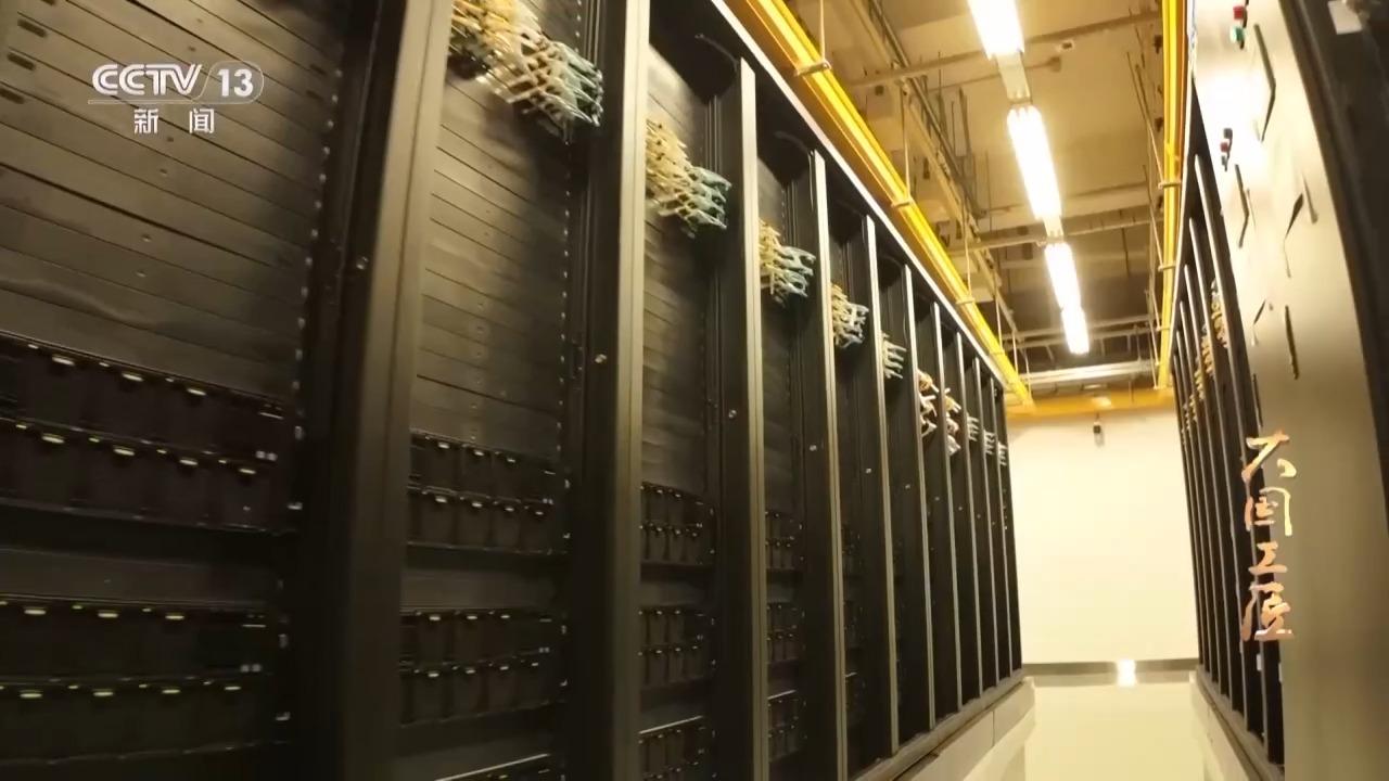 国家队一出手就是超强实力！上百人为中国AI芯写120万行代码