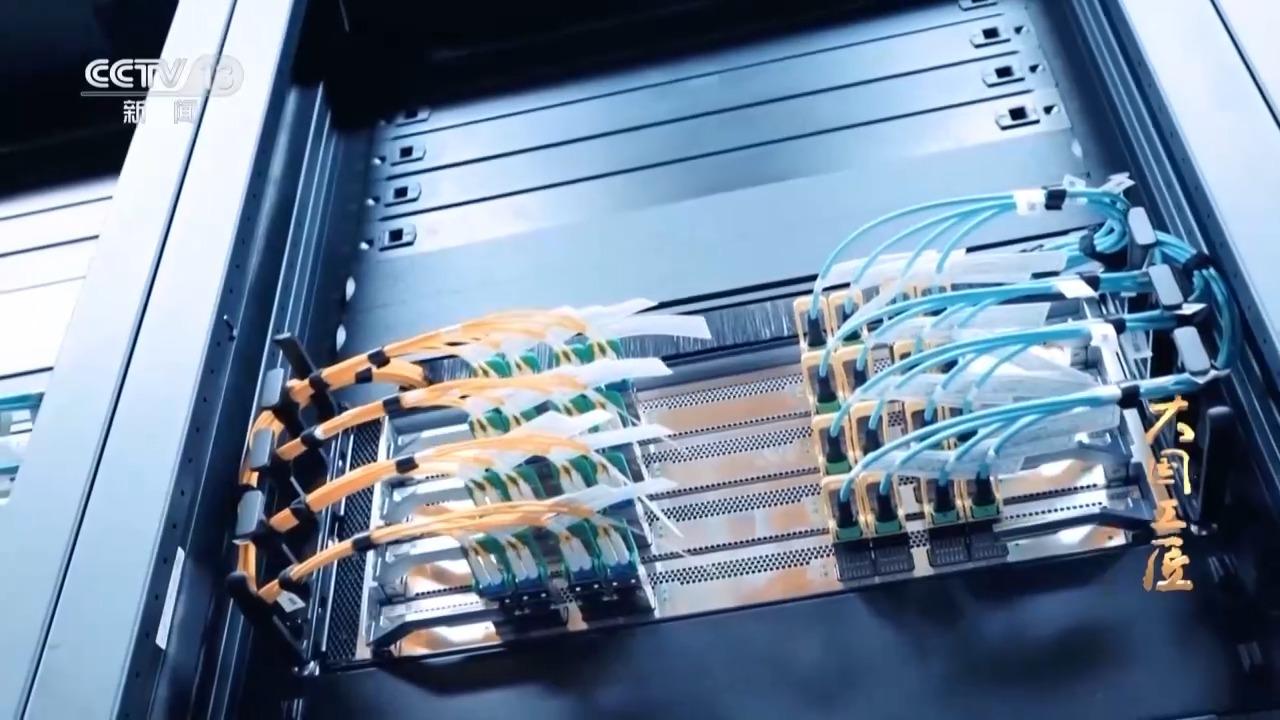 国家队一出手就是超强实力！上百人为中国AI芯写120万行代码