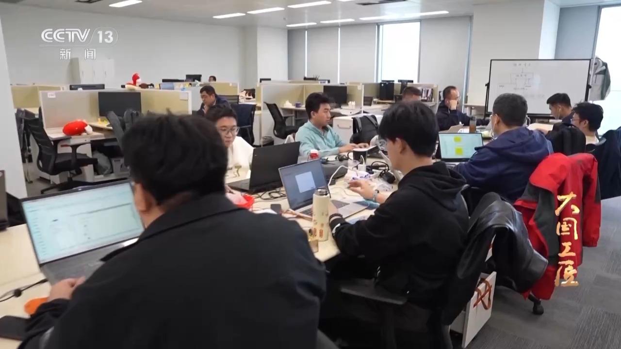 国家队一出手就是超强实力！上百人为中国AI芯写120万行代码