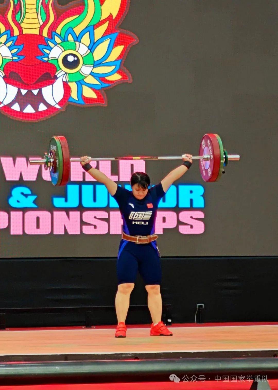 打破两项世界少年纪录！福建举重小将林经纬勇夺三金