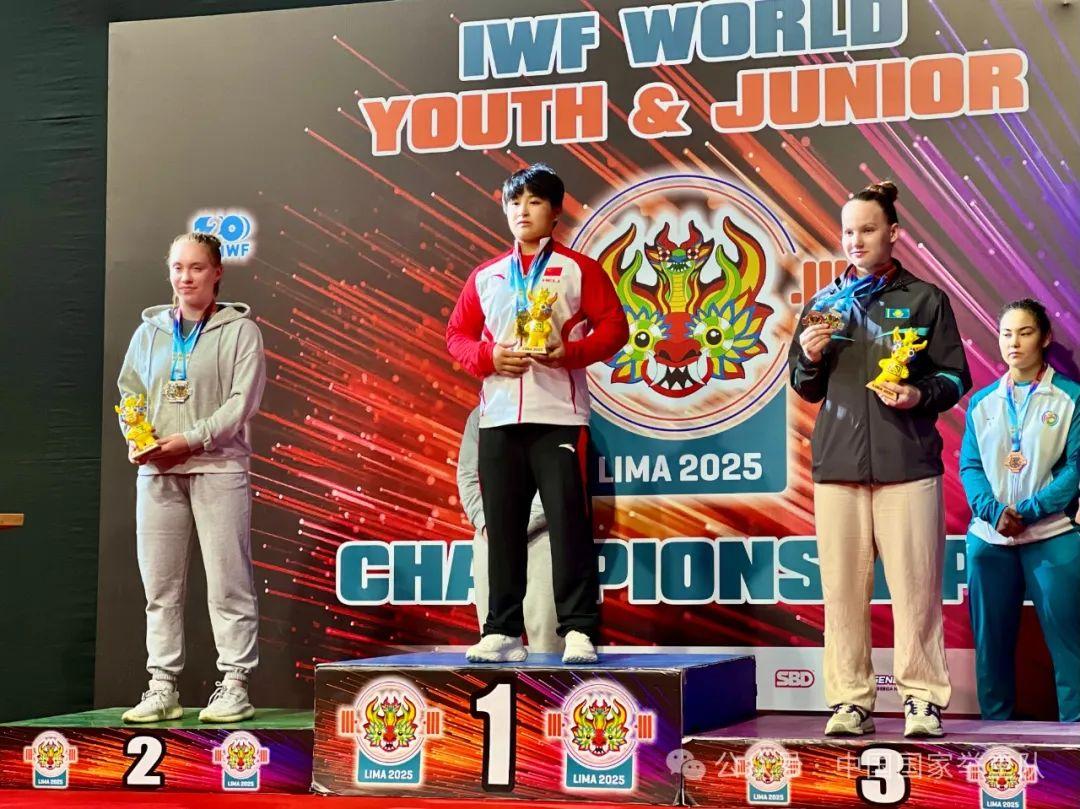 打破两项世界少年纪录！福建举重小将林经纬勇夺三金