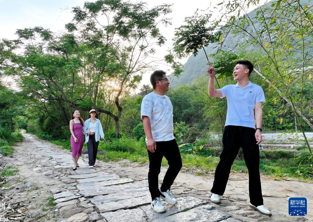 “90后”青年让荒地变成文艺小院