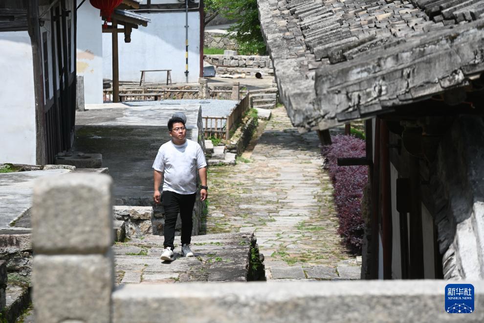 “90后”青年让荒地变成文艺小院