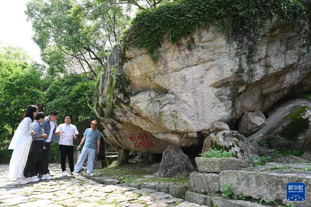 “90后”青年让荒地变成文艺小院