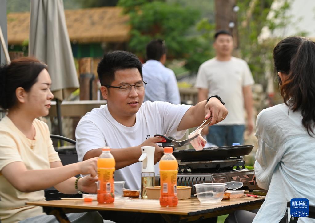 “90后”青年让荒地变成文艺小院