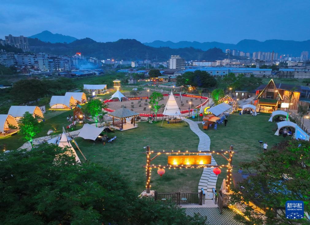 “90后”青年让荒地变成文艺小院