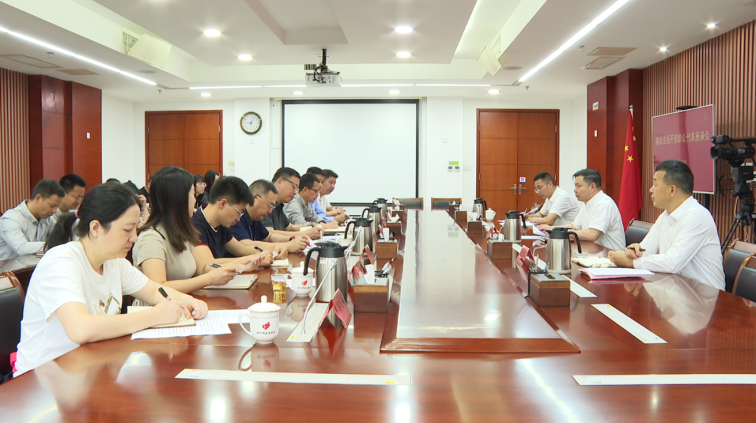 李贵勇主持召开基层党员干部群众代表座谈会