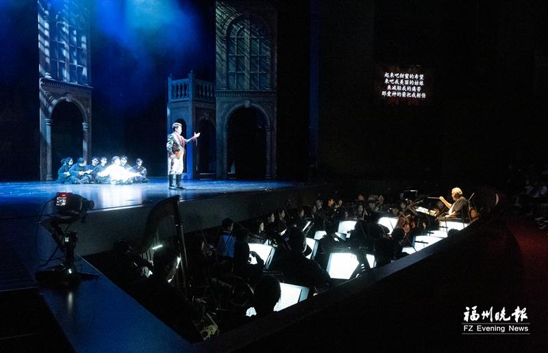 歌剧《塞维利亚理发师》中文版在榕首演 96岁郑小瑛登台指挥续写传奇