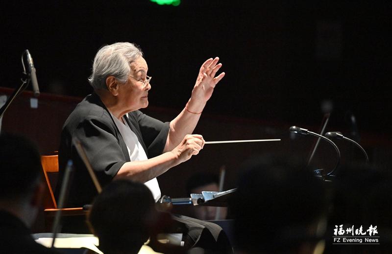 歌剧《塞维利亚理发师》中文版在榕首演 96岁郑小瑛登台指挥续写传奇