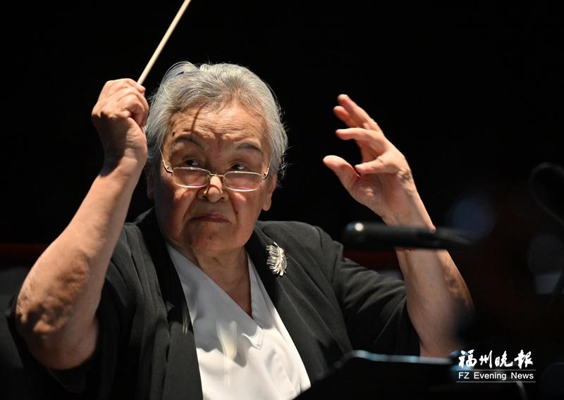 歌剧《塞维利亚理发师》中文版在榕首演 96岁郑小瑛登台指挥续写传奇