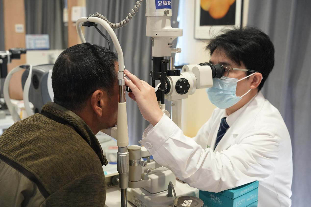 环卫大叔常漏扫垃圾受批评，医生发现这层膜在“捣乱”