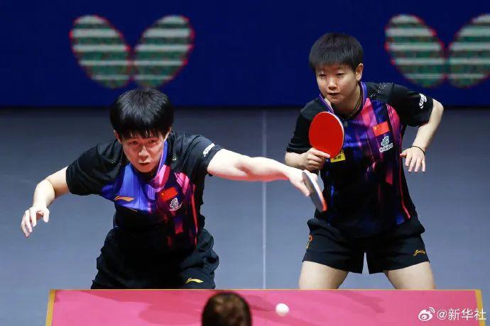 热搜爆了！王楚钦赛前更换球拍，肖战称王楚钦球拍胶皮疑被掰开