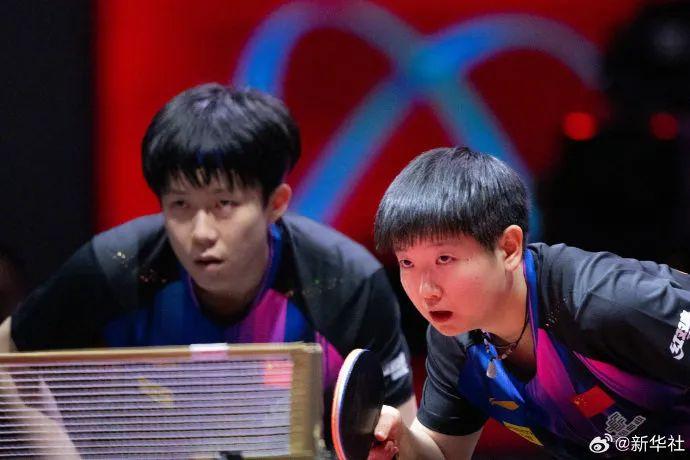 热搜爆了！王楚钦赛前更换球拍，肖战称王楚钦球拍胶皮疑被掰开