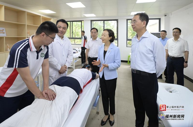 郭宁宁吴贤德赴市盲校调研