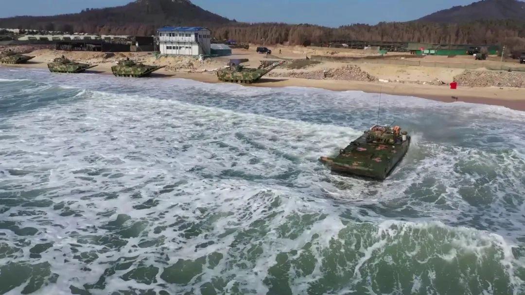 闽南某海域两栖装甲海上驾驶训练 直击硬核现场
