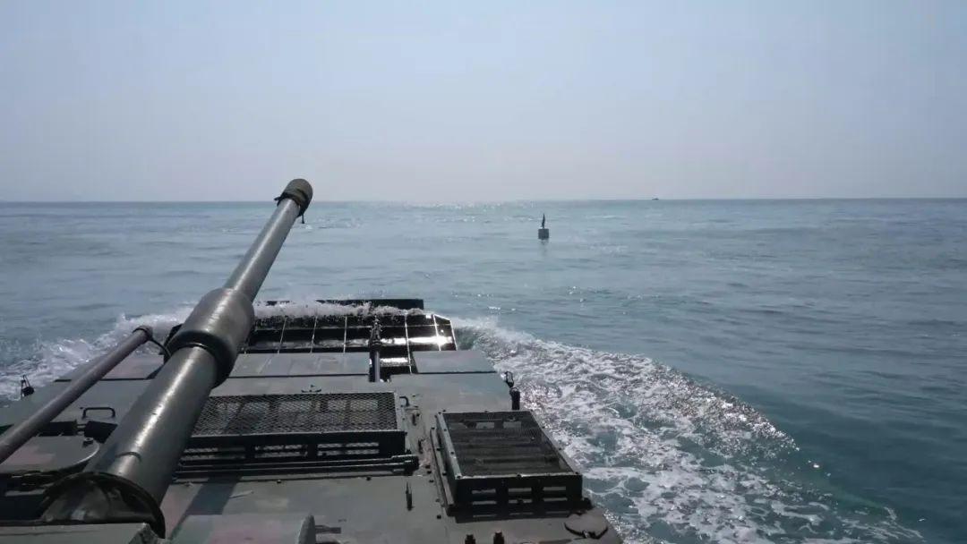 闽南某海域两栖装甲海上驾驶训练 直击硬核现场