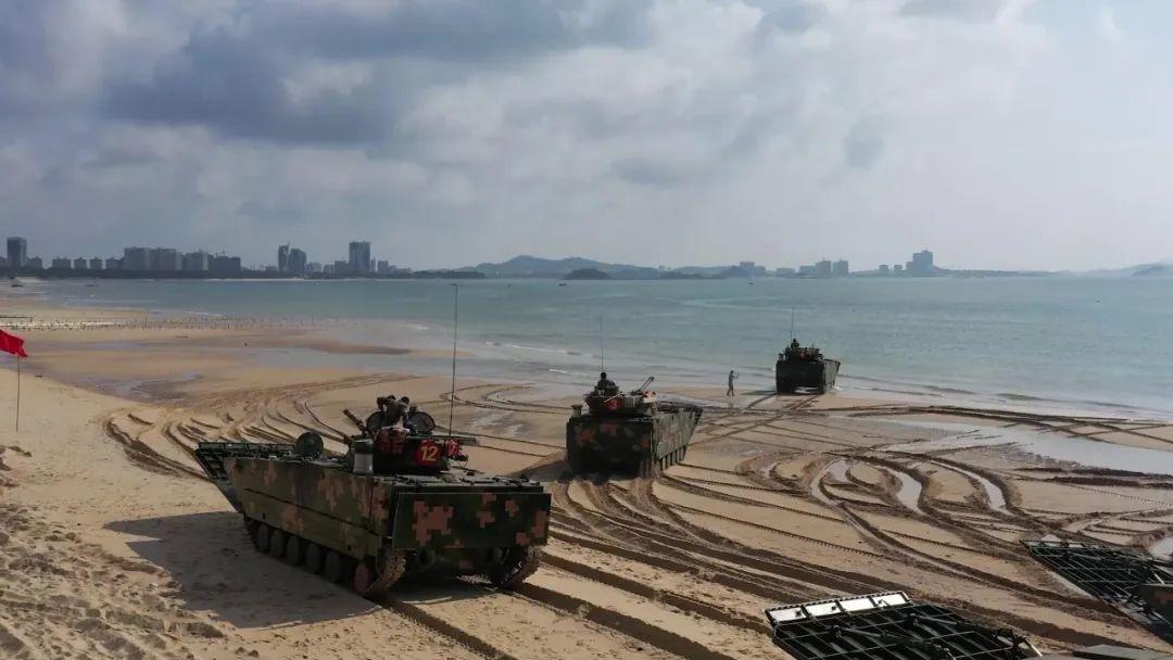 闽南某海域两栖装甲海上驾驶训练 直击硬核现场