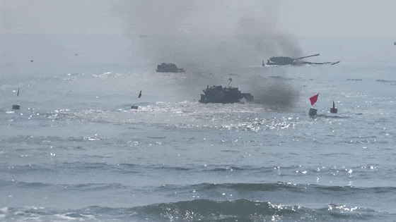 闽南某海域两栖装甲海上驾驶训练 直击硬核现场