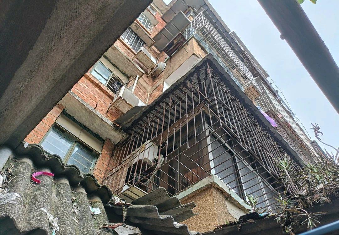 晾晒衣物不慎坠楼 消防提示警惕家中阳台的“致命缺口”