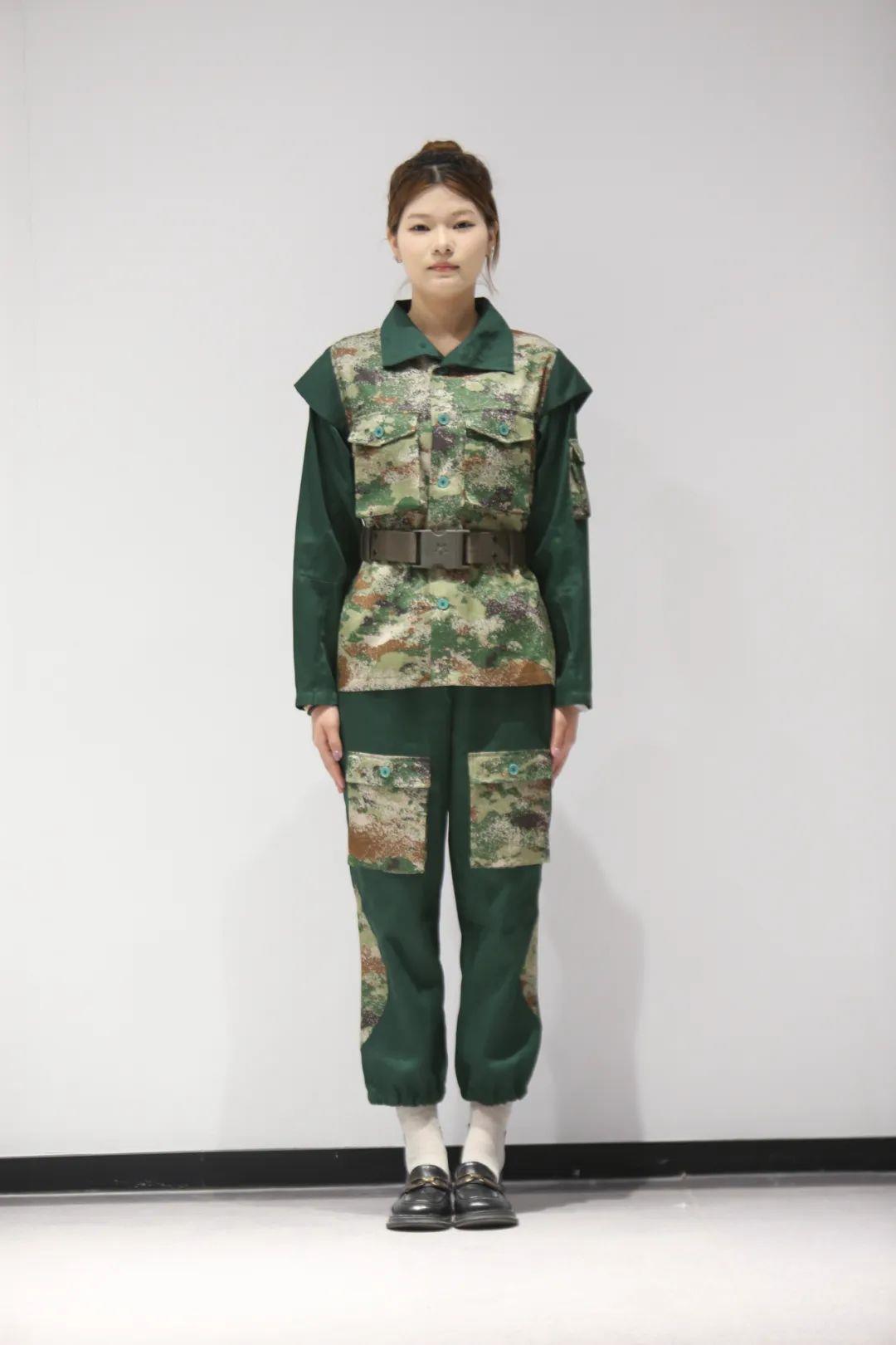 300万人选出最丑军训服 新生：天塌了