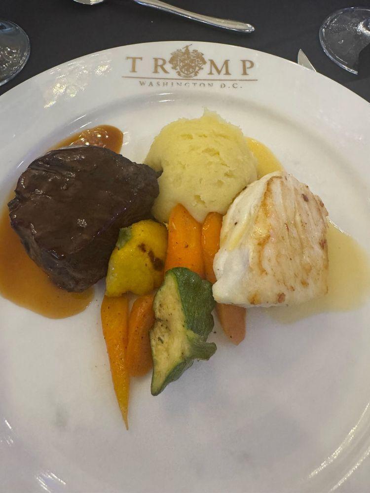 特朗普豪华晚宴遭吐槽比飞机餐还差