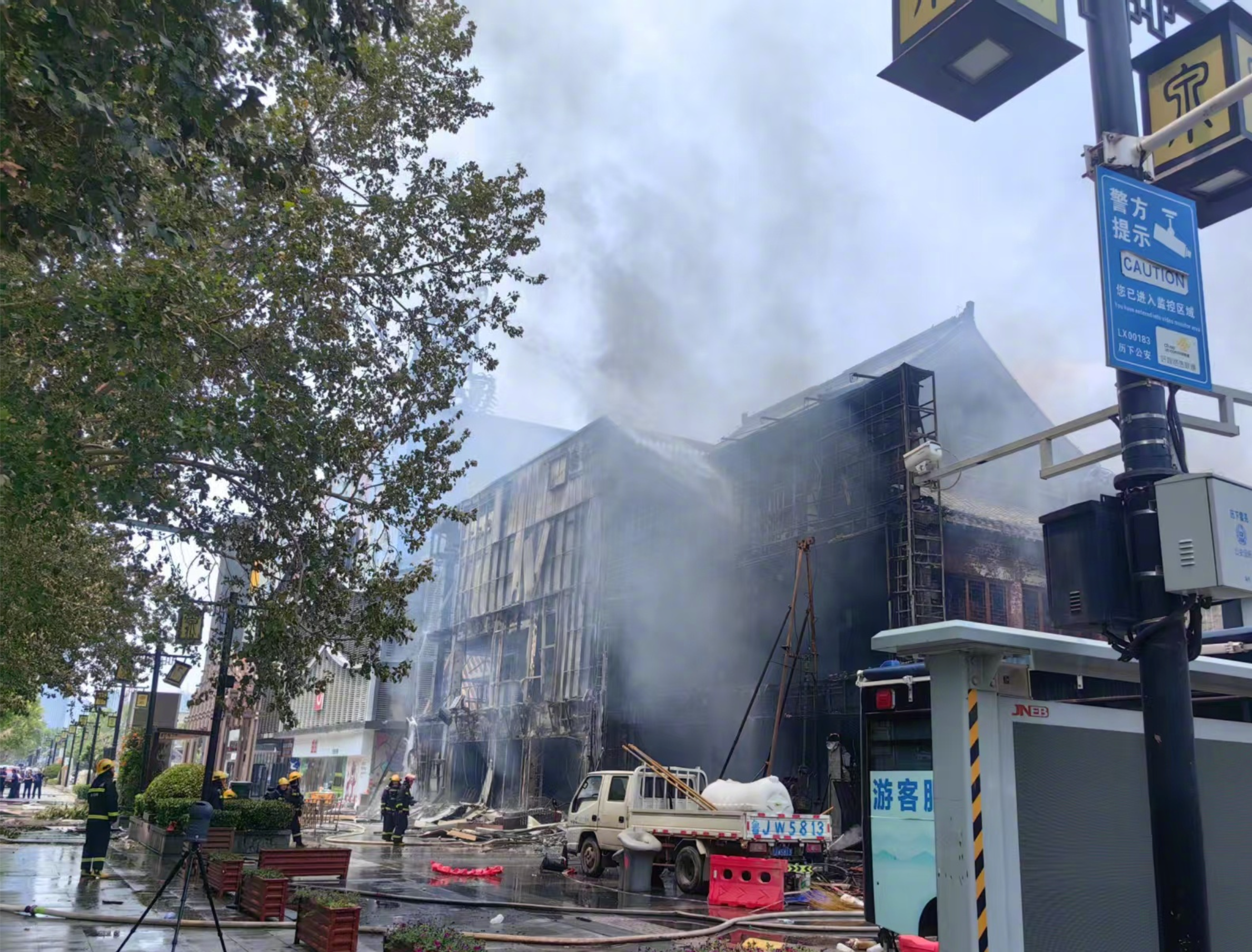 山东济南历下区一商铺发生火灾 5人轻伤 1人失联