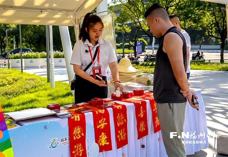 外国龙舟队参访三坊七巷：“福州是一座很棒的城市”