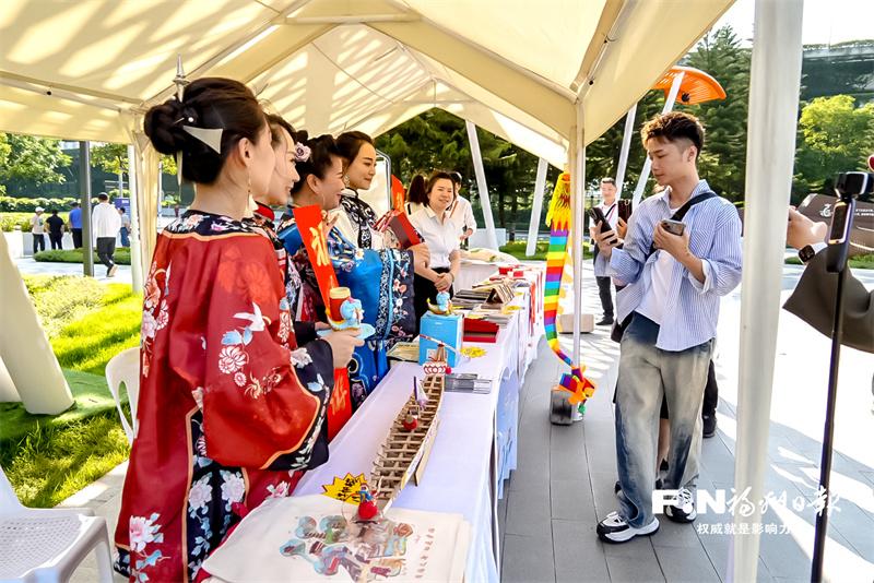 外国龙舟队参访三坊七巷：“福州是一座很棒的城市”