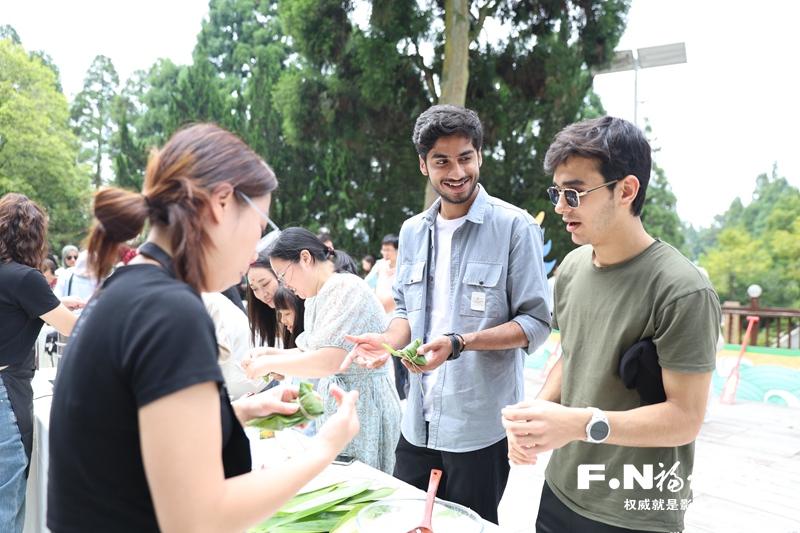 中外游客同过端午：赏绣球 品福粽 知习俗